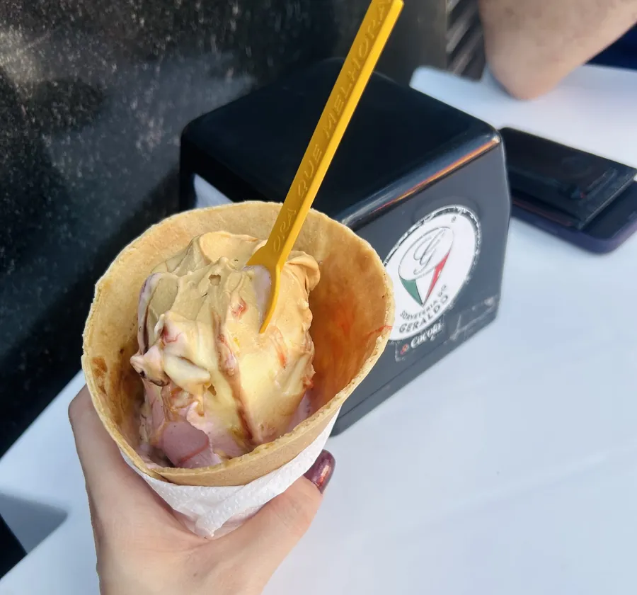 Copinho de casquinha com duas bolas de sorvete