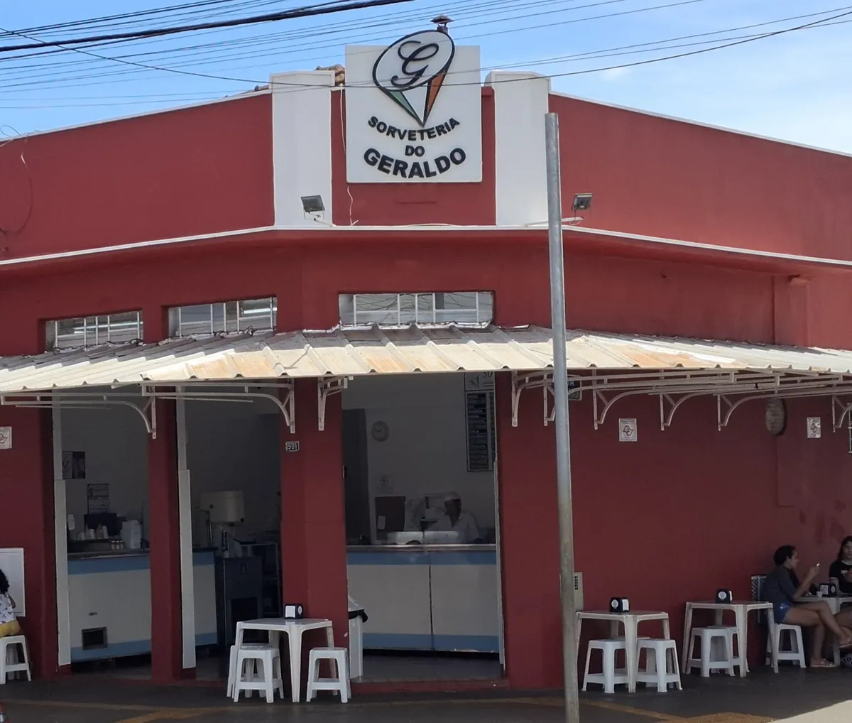 Fachada vermelha da Sorveteria do Geraldo na Av. Saudade durante o dia