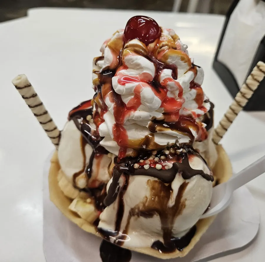 Taça com sorvete, chantili, calda de chocolate e cereja